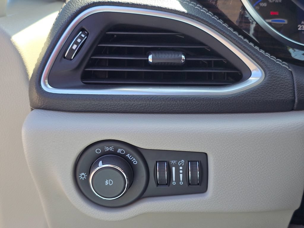 Used 2023 Chrysler Pacifica Limited FWD image 27