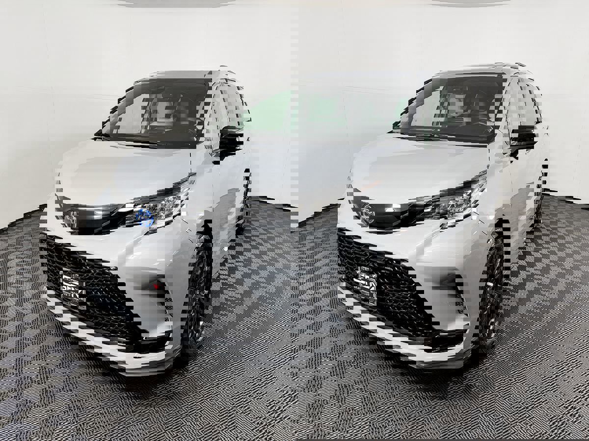 Used 2025 Toyota Sienna XSE image 3