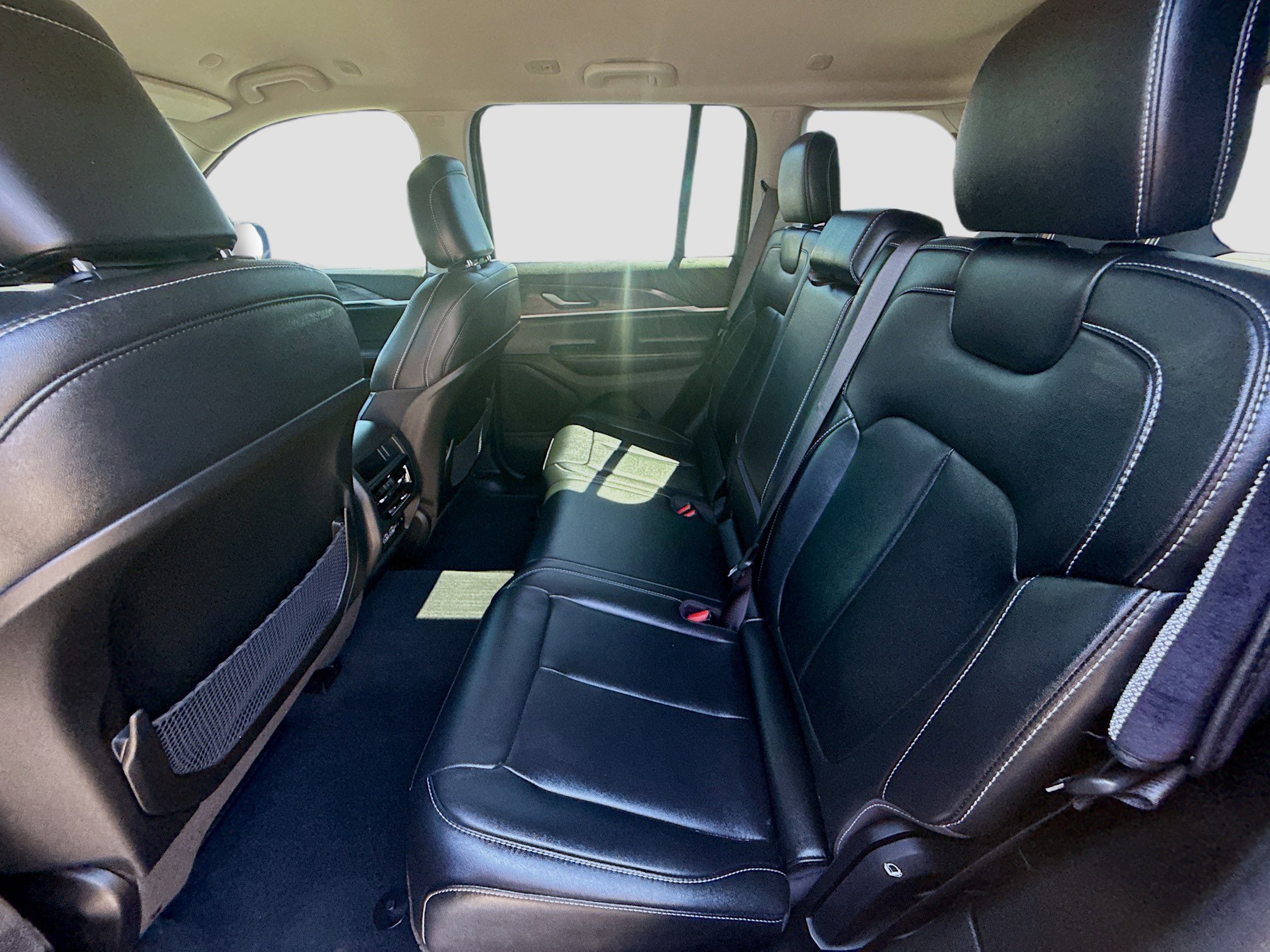 Used 2024 Jeep Grand Cherokee Limited w/ Black Appearance Package image 24