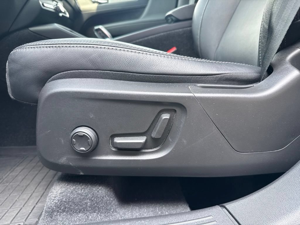 Used 2023 Volvo XC40 B5 Plus AWD/4WD image 30