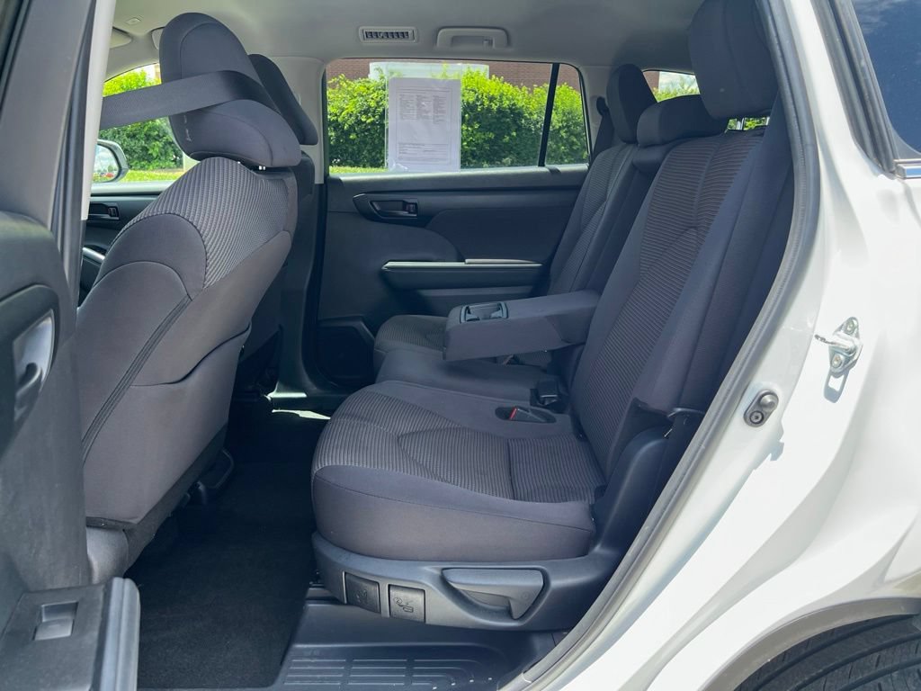 Used 2025 Toyota Highlander LE AWD/4WD image 9