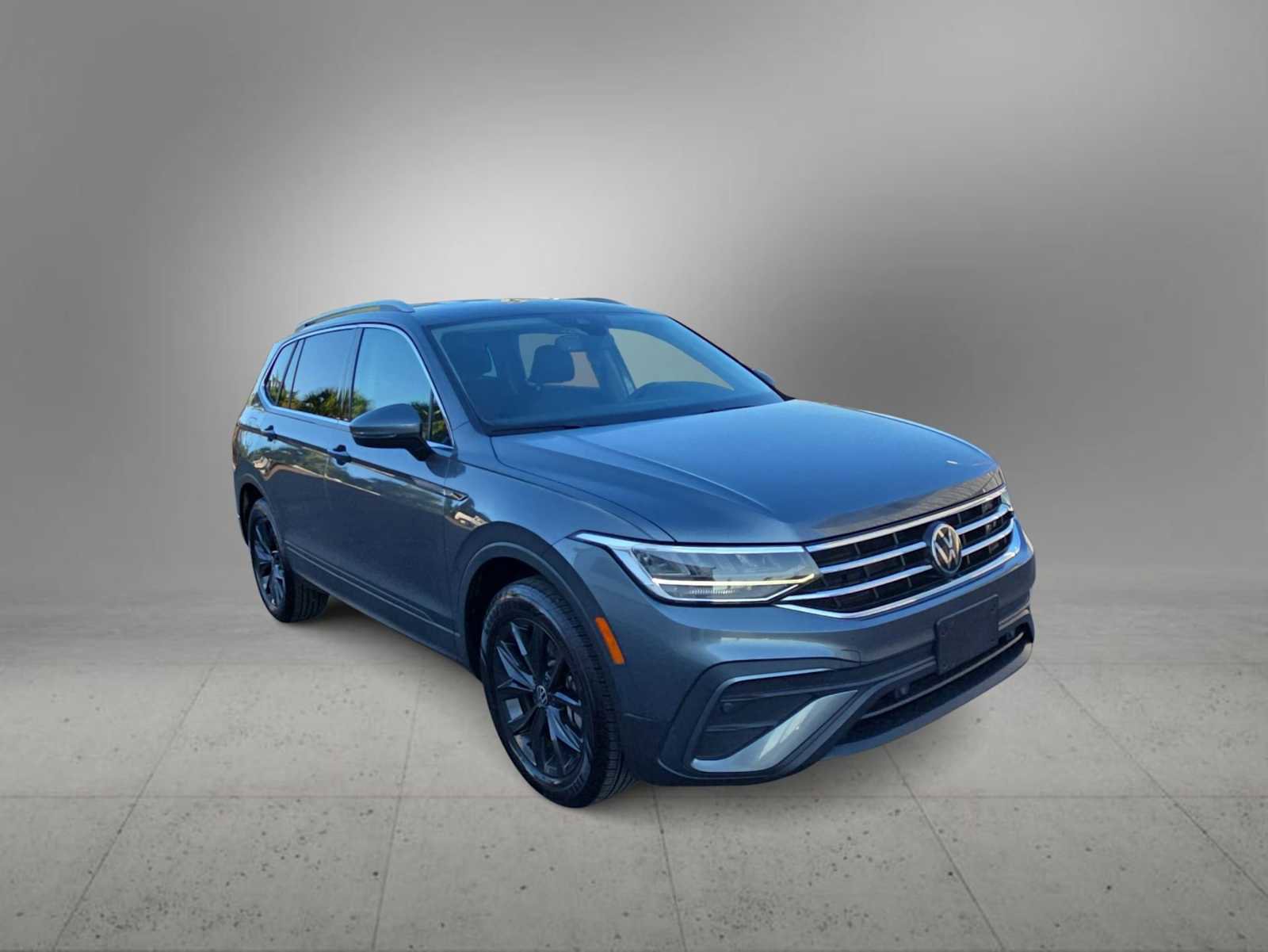 Used 2024 Volkswagen Tiguan SE image 2