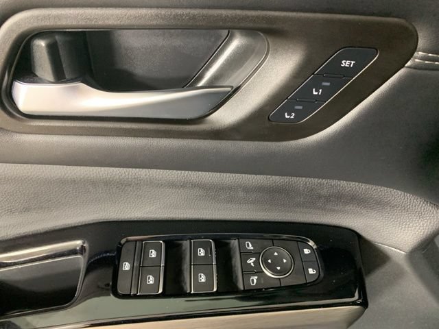 Used 2025 Nissan Pathfinder Platinum w/ Lighting Package (N93) AWD/4WD image 17