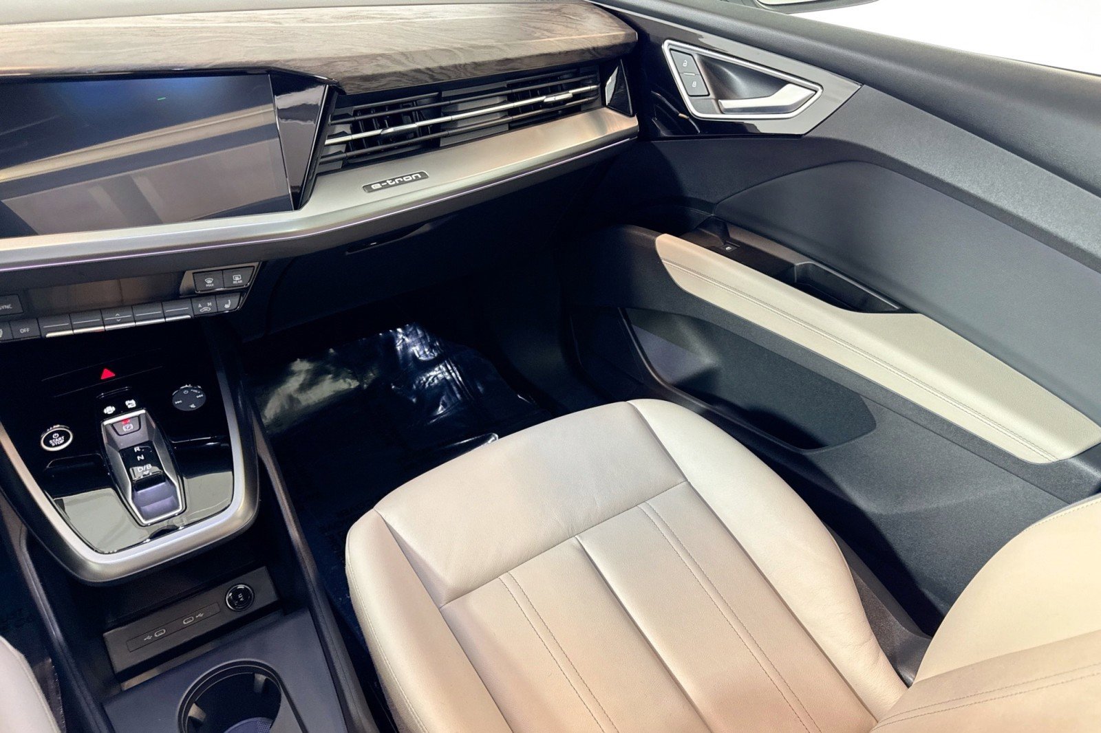 Used 2025 Audi Q4 e-tron Premium Plus image 22