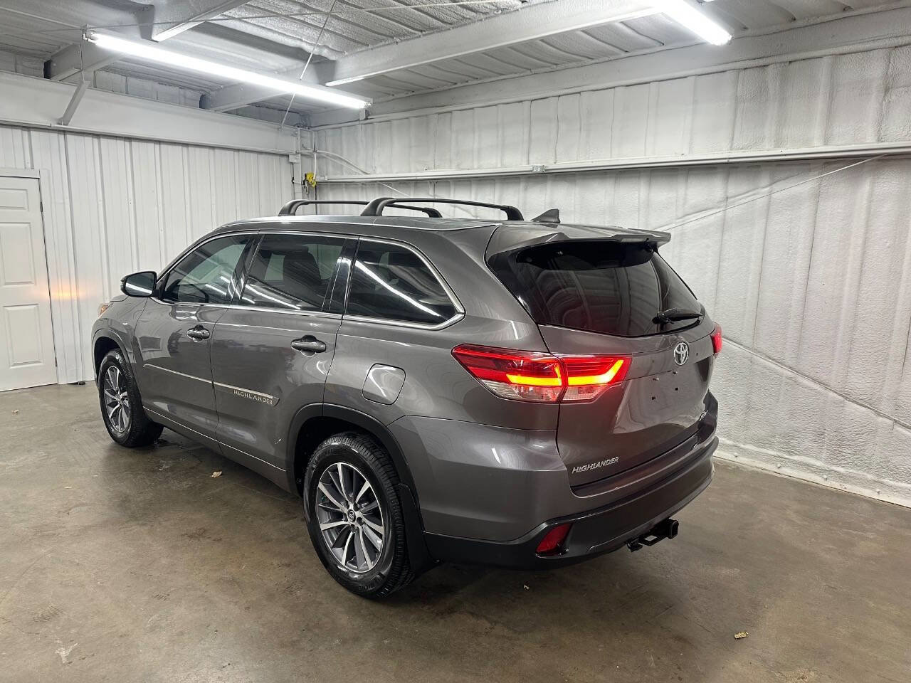 Used 2018 Toyota Highlander XLE image 9