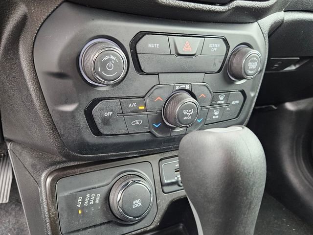 Used 2019 Jeep Renegade Latitude w/ Cold Weather Group image 16