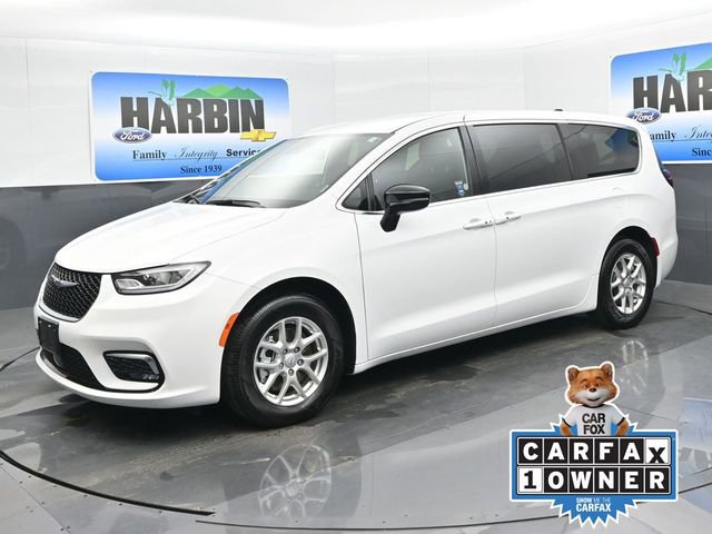 Used 2025 Chrysler Pacifica Select image 1