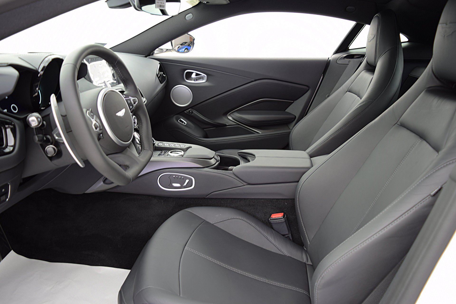 Used 2023 Aston Martin V8 Vantage Roadster RWD image 30