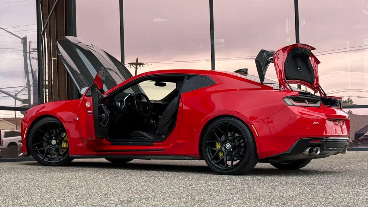 Used 2016 Chevrolet Camaro SS RWD image 31