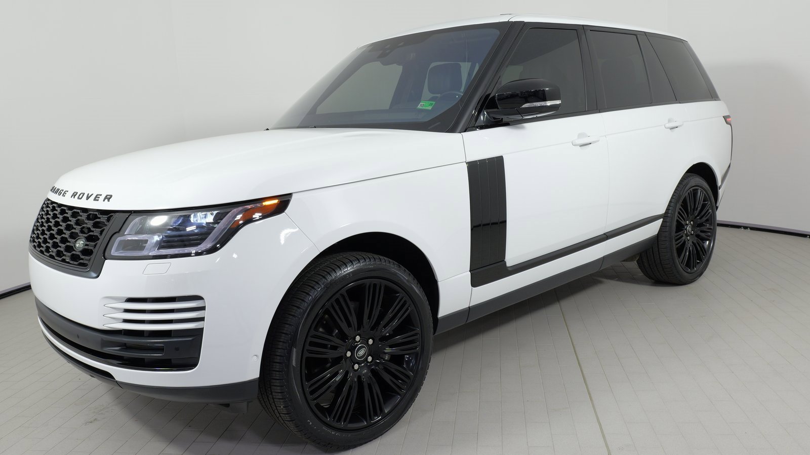 Used 2022 Land Rover Range Rover Westminster Edition image 3