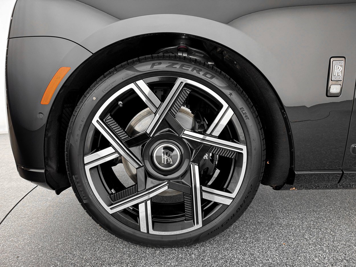 New 2026 Rolls-Royce Cullinan Black Badge image 40