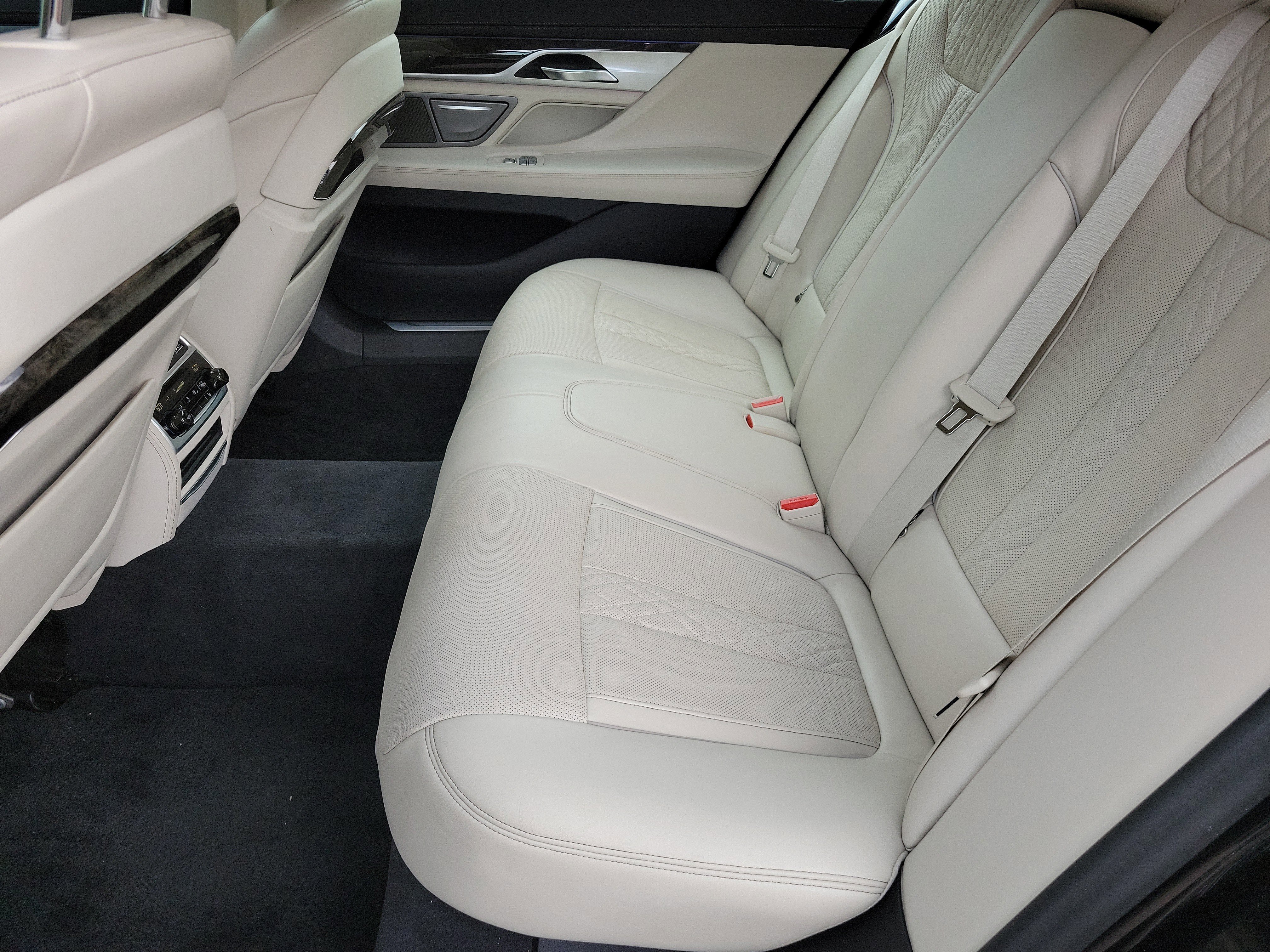 Used 2018 BMW 750i xDrive image 17