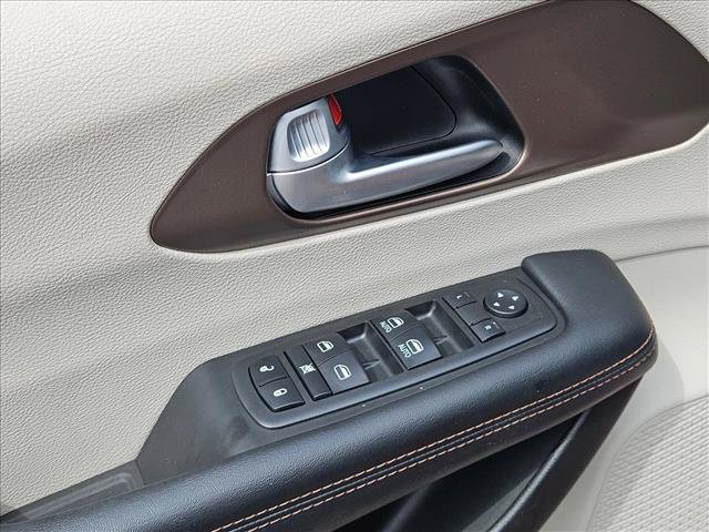 Used 2017 Chrysler Pacifica Touring-L FWD image 13