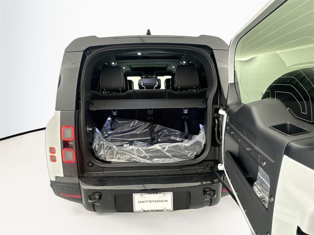 New 2026 Land Rover Defender 130 X-Dynamic SE image 25