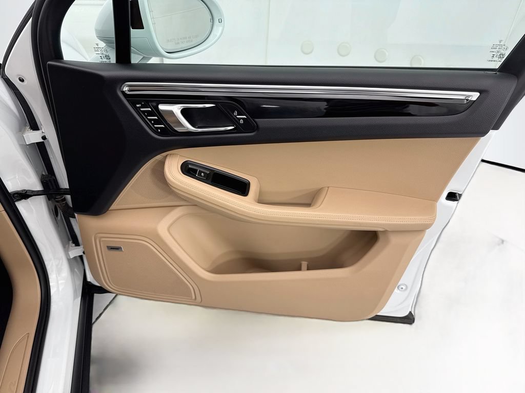 Certified 2025 Porsche Macan AWD/4WD image 25