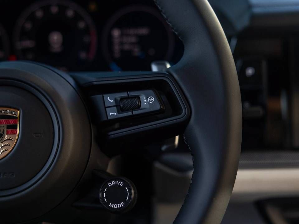 Certified 2026 Porsche Cayenne AWD/4WD image 38