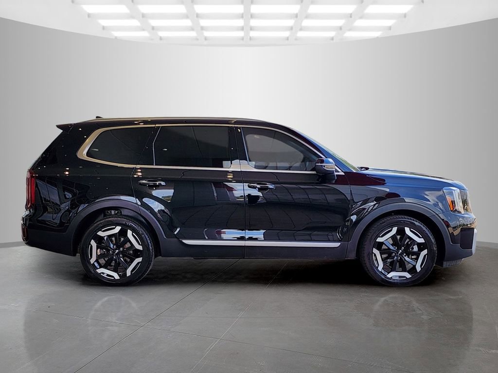 Used 2023 Kia Telluride S image 3
