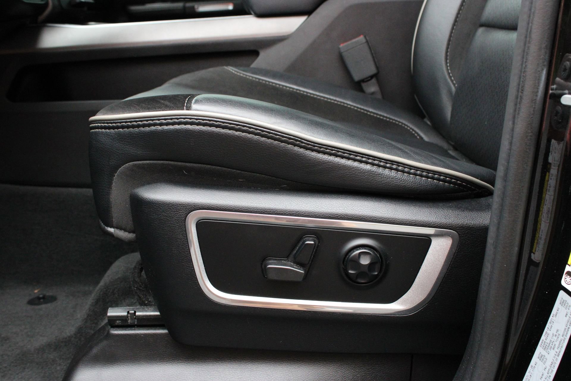 Used 2021 RAM 1500 Laramie w/ Sport Appearance Package AWD/4WD image 16