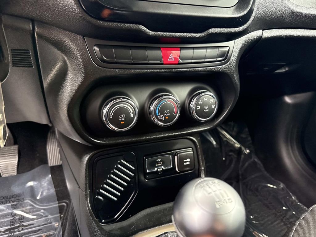 Used 2015 Jeep Renegade Latitude image 25
