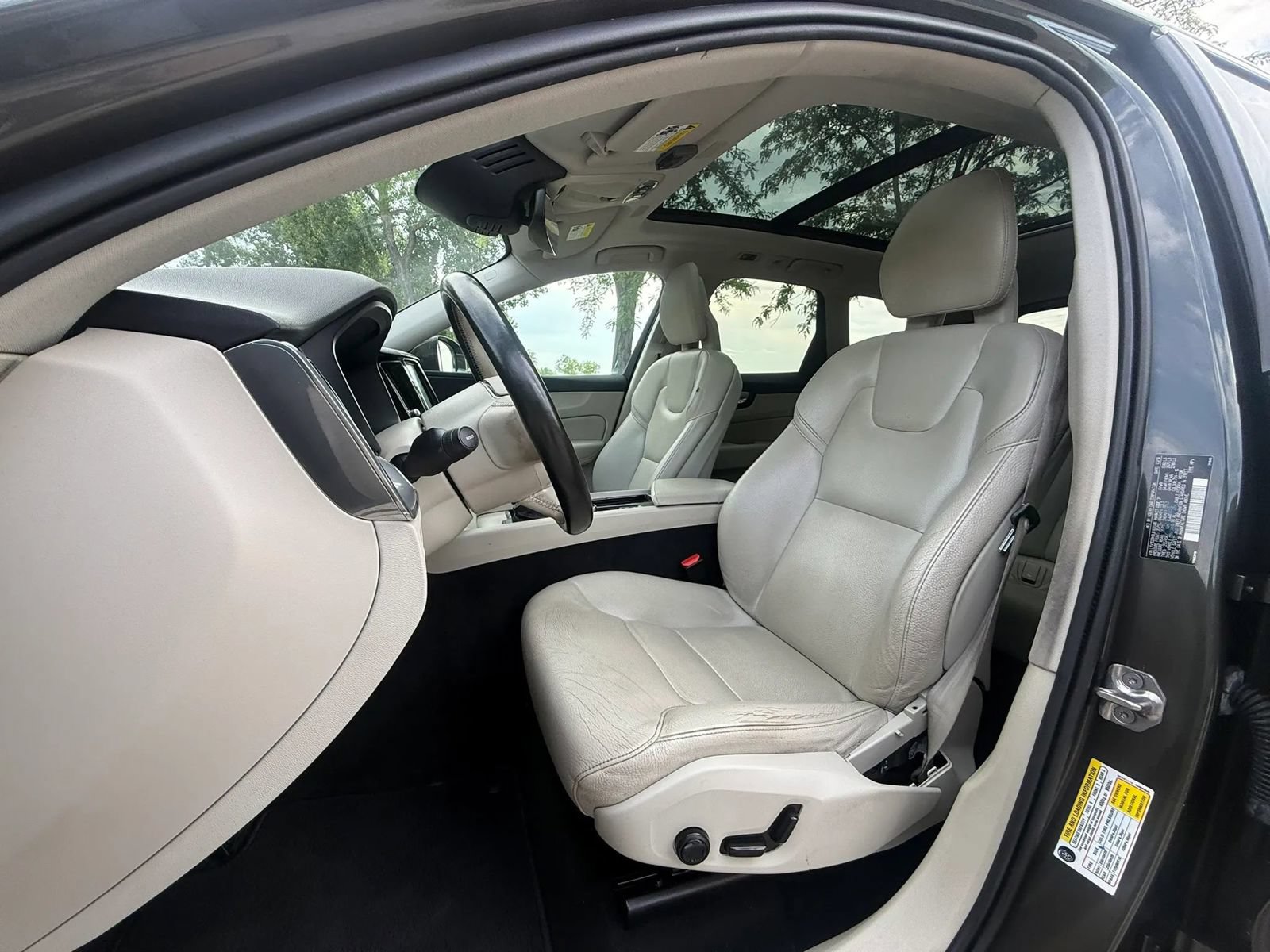 Used 2018 Volvo XC60 T5 Momentum w/ Vision Package AWD/4WD image 11