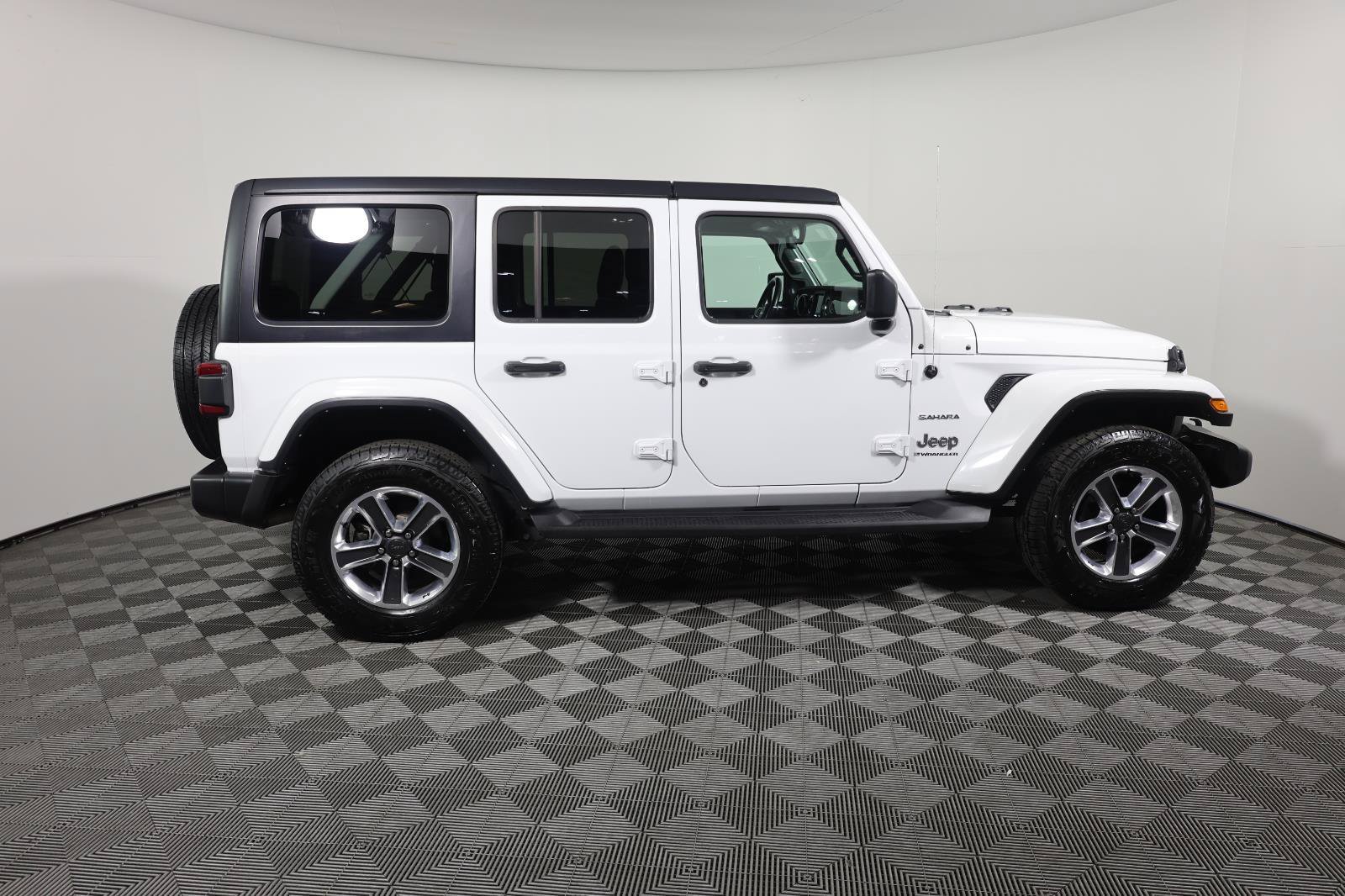 Used 2023 Jeep Wrangler Unlimited Sahara w/ LED Lighting Group AWD/4WD image 4