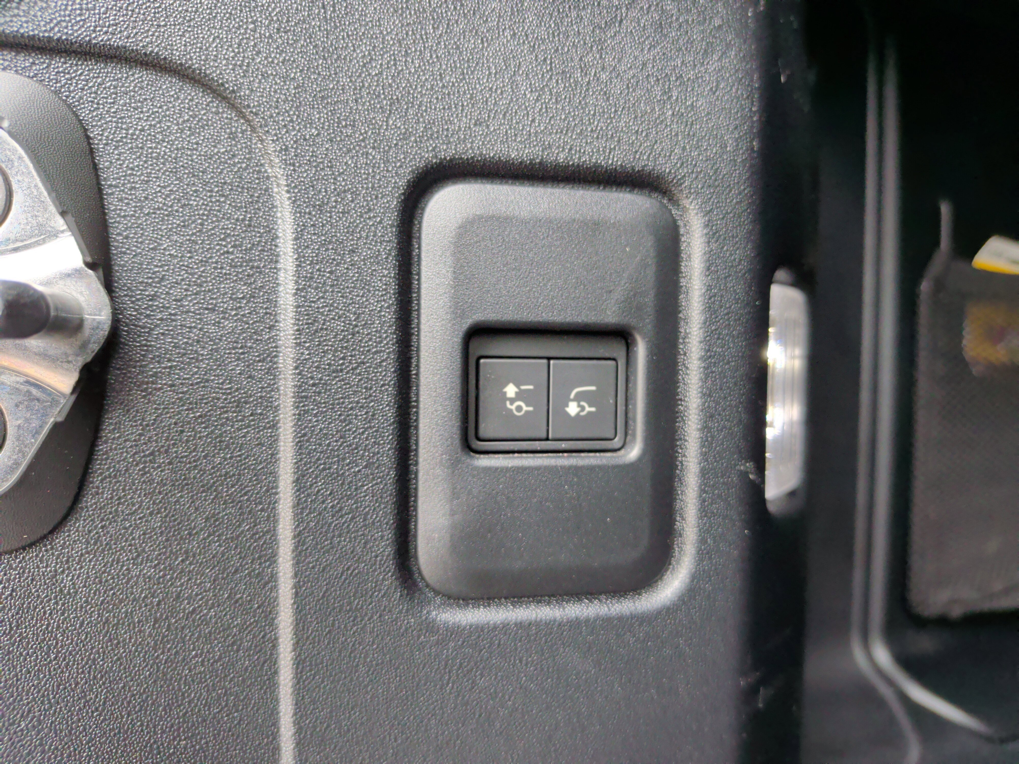 Used 2023 Land Rover Defender 110 X-Dynamic SE image 41