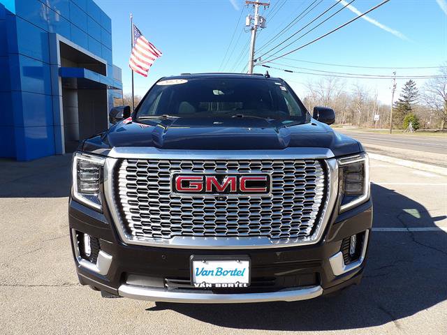 Certified 2022 GMC Yukon XL Denali w/ Denali Premium Package AWD/4WD image 8