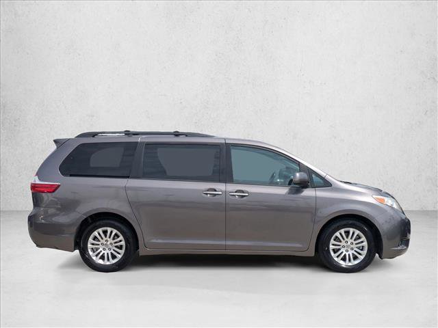 Used 2016 Toyota Sienna XLE w/ XLE Navigation Package image 4