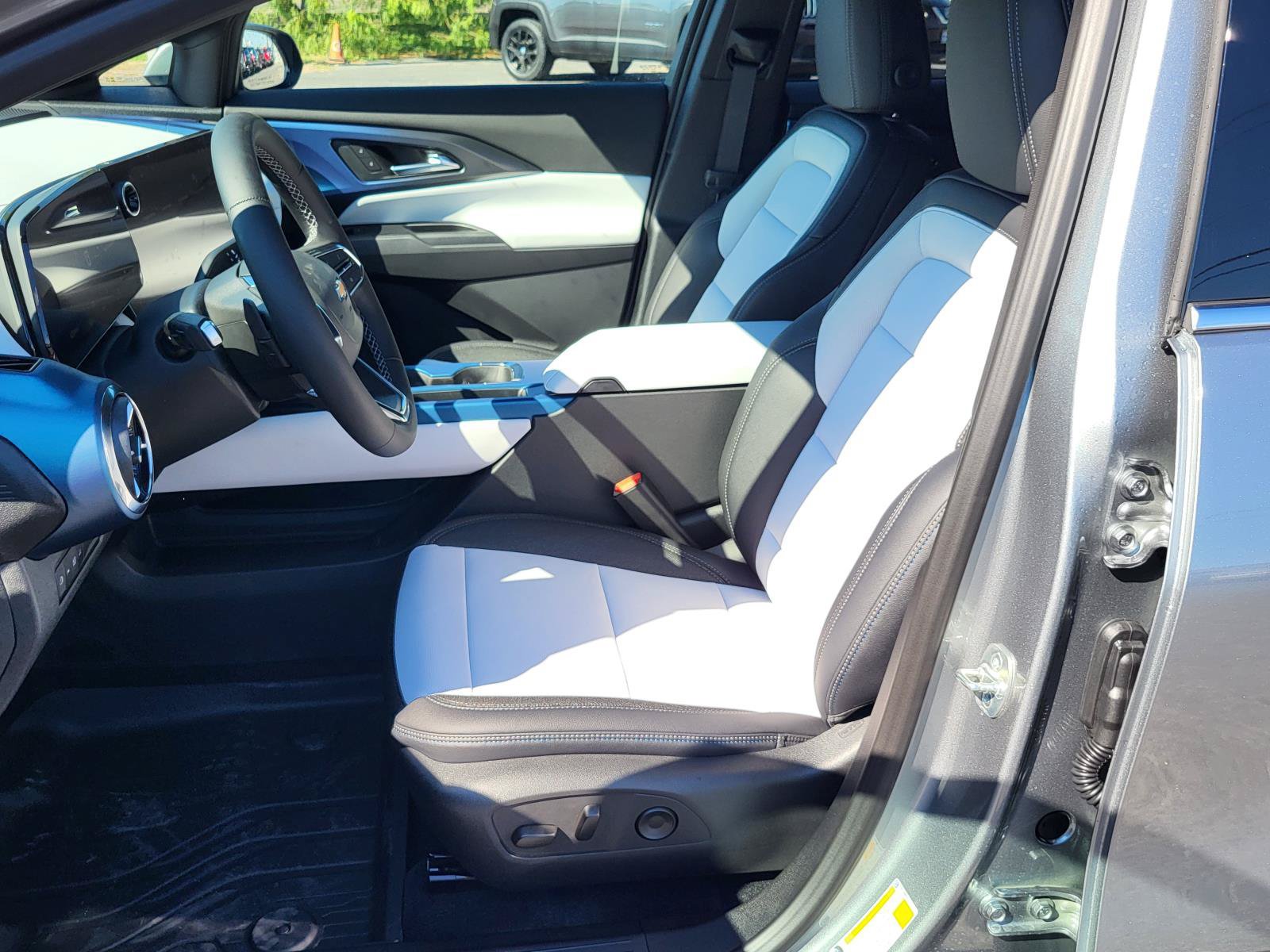 New 2026 Chevrolet Equinox EV LT AWD/4WD image 15
