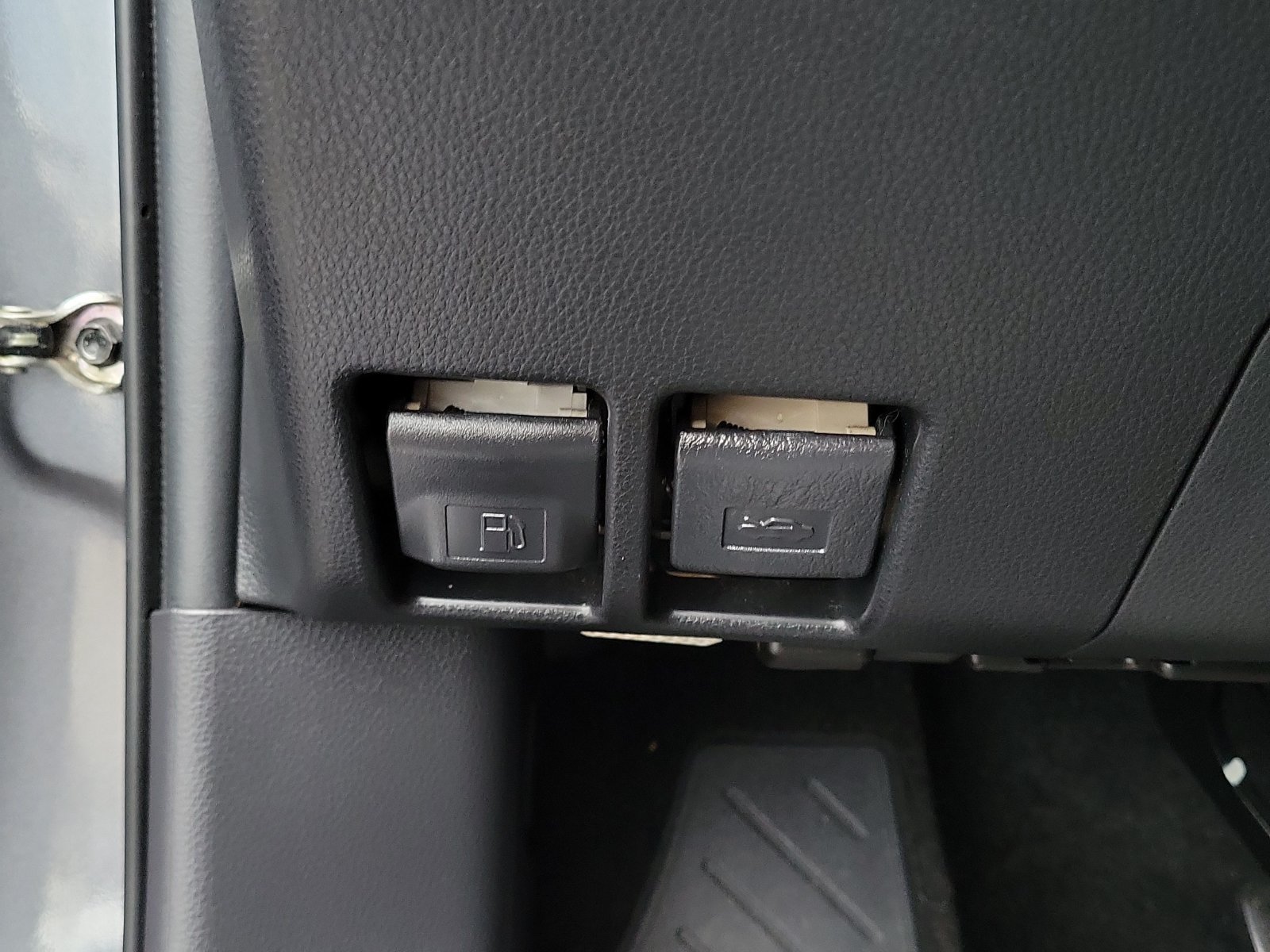 Used 2019 Toyota RAV4 XLE Premium FWD image 16