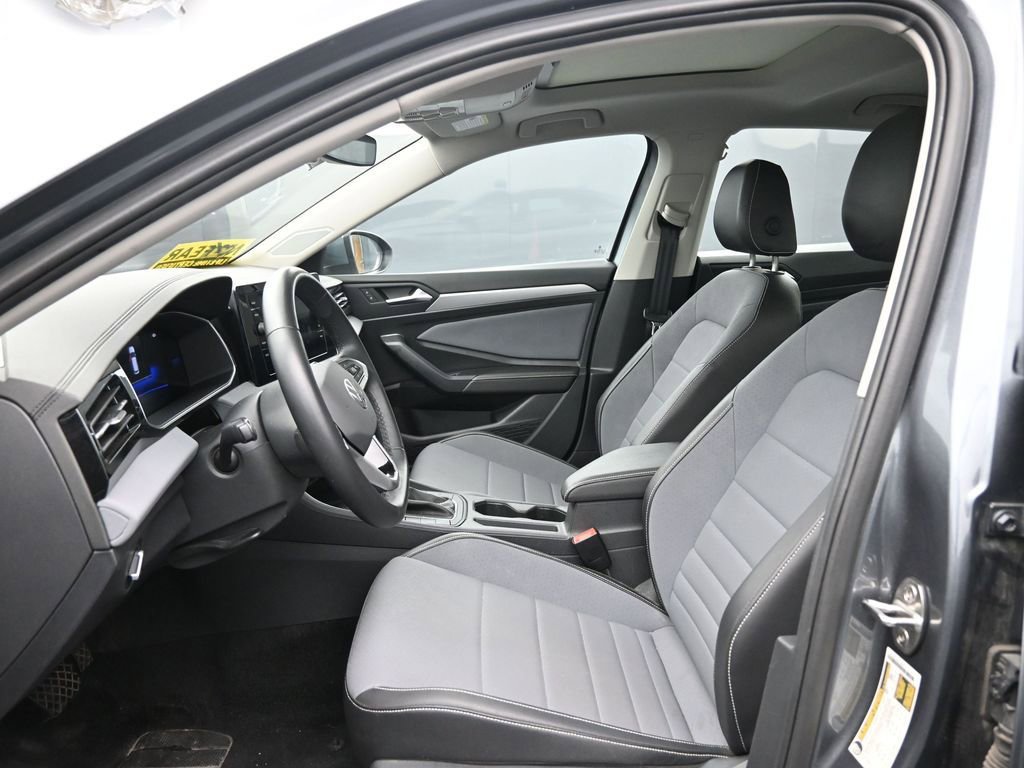 Used 2025 Volkswagen Jetta SE image 18