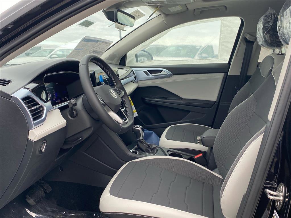 New 2026 Volkswagen Taos SE image 2