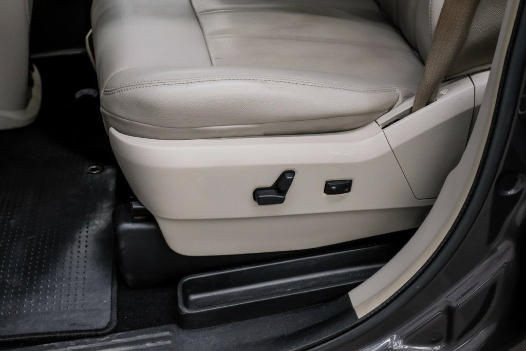 Used 2015 Chrysler Town & Country Touring w/ Driver Convenience Group FWD image 35