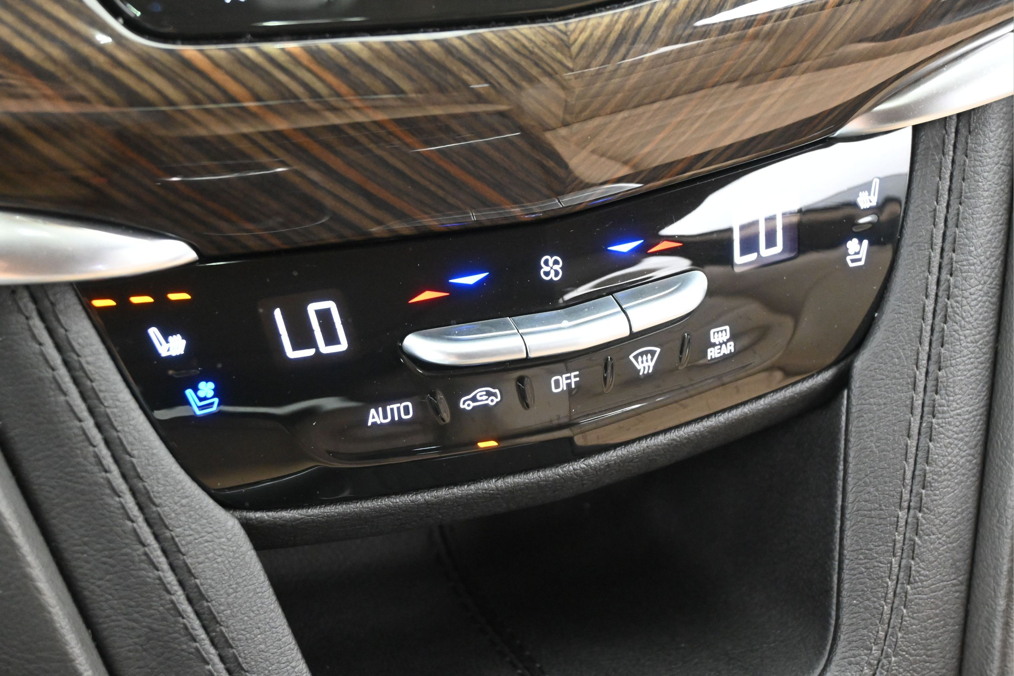 Used 2024 Cadillac XT6 Premium Luxury w/ Platinum Package FWD image 19