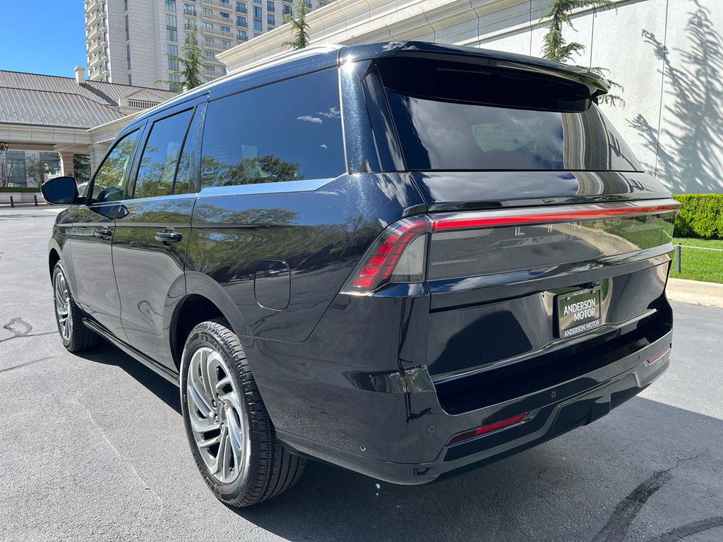 Used 2025 Lincoln Navigator Reserve image 9