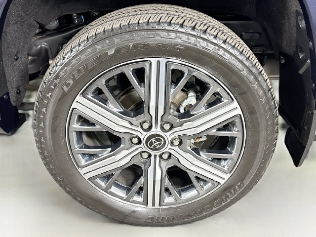 Used 2023 Toyota Sequoia Capstone AWD/4WD image 38
