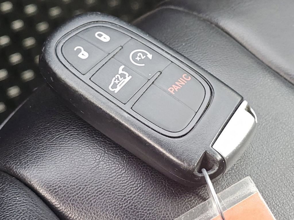 Used 2019 Jeep Cherokee Latitude Plus w/ Comfort/Convenience Group AWD/4WD image 31