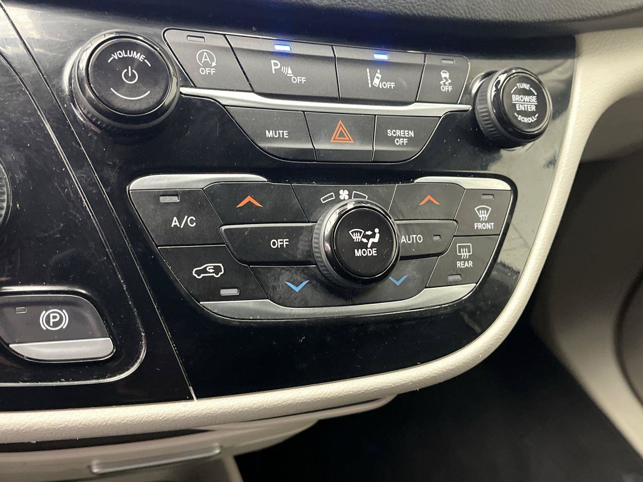 Used 2024 Chrysler Pacifica Touring-L FWD image 21