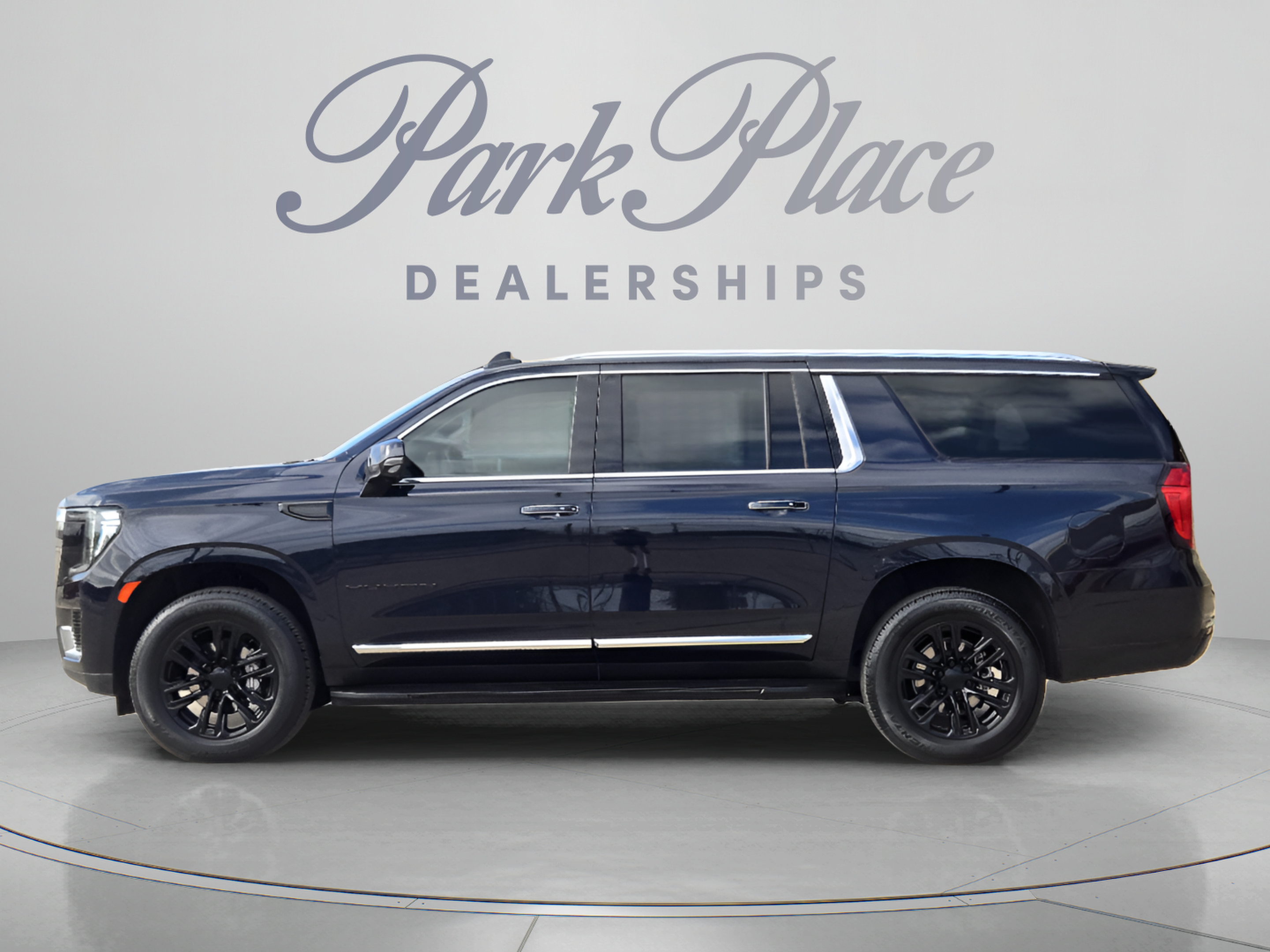 Used 2024 GMC Yukon XL SLT w/ SLT Premium Package AWD/4WD image 2