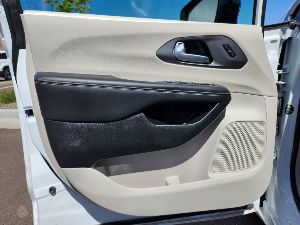 Used 2024 Chrysler Pacifica Touring-L FWD image 34