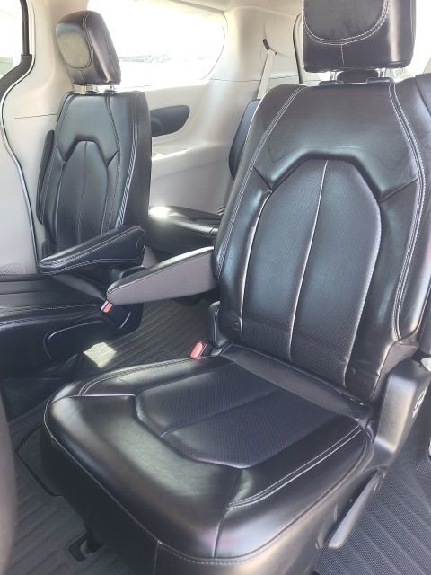 Used 2023 Chrysler Pacifica Touring-L FWD image 13