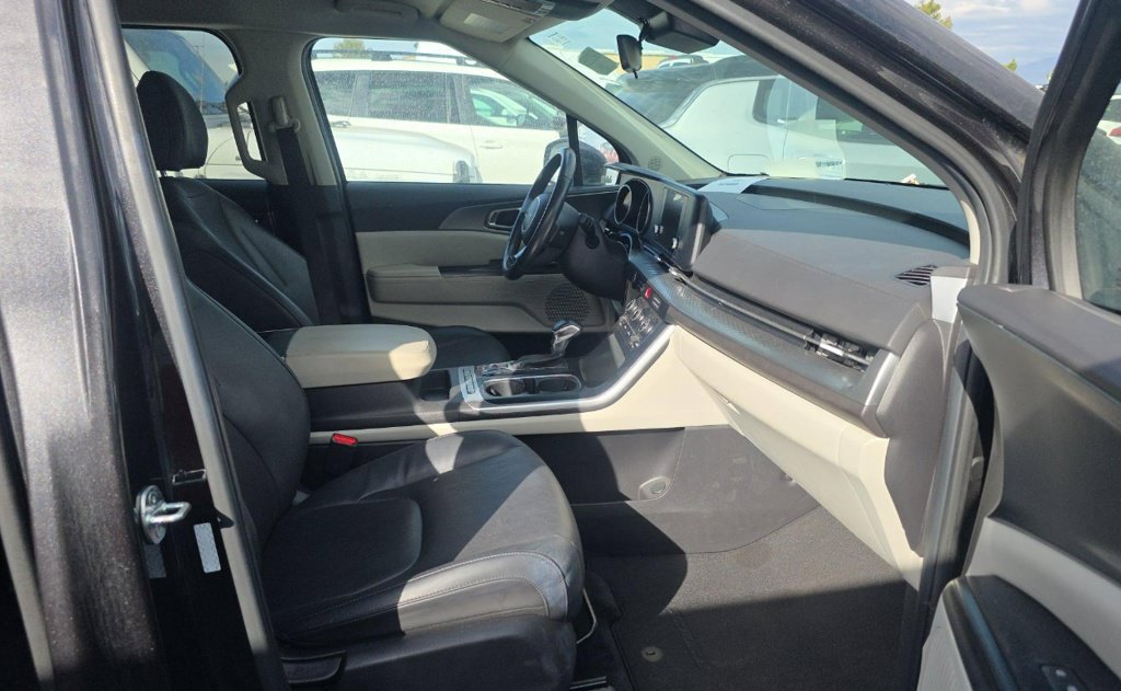 Used 2024 Kia Carnival LX FWD image 7