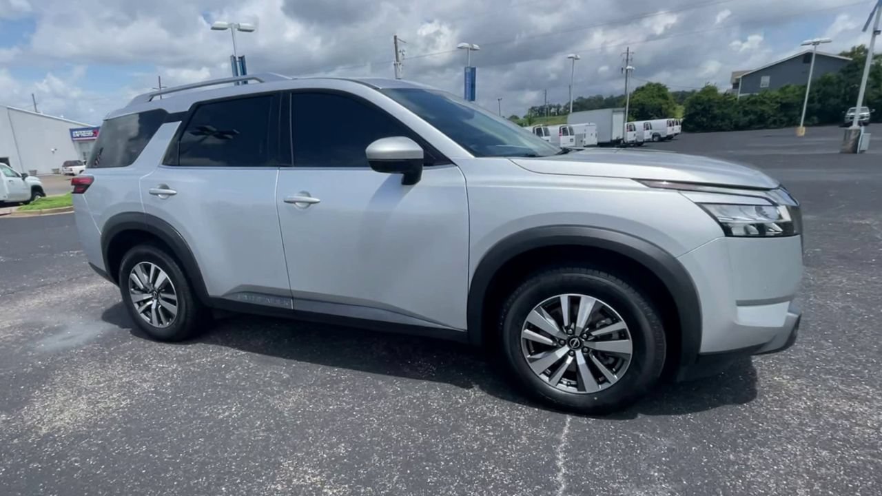 Used 2023 Nissan Pathfinder SL FWD image 2