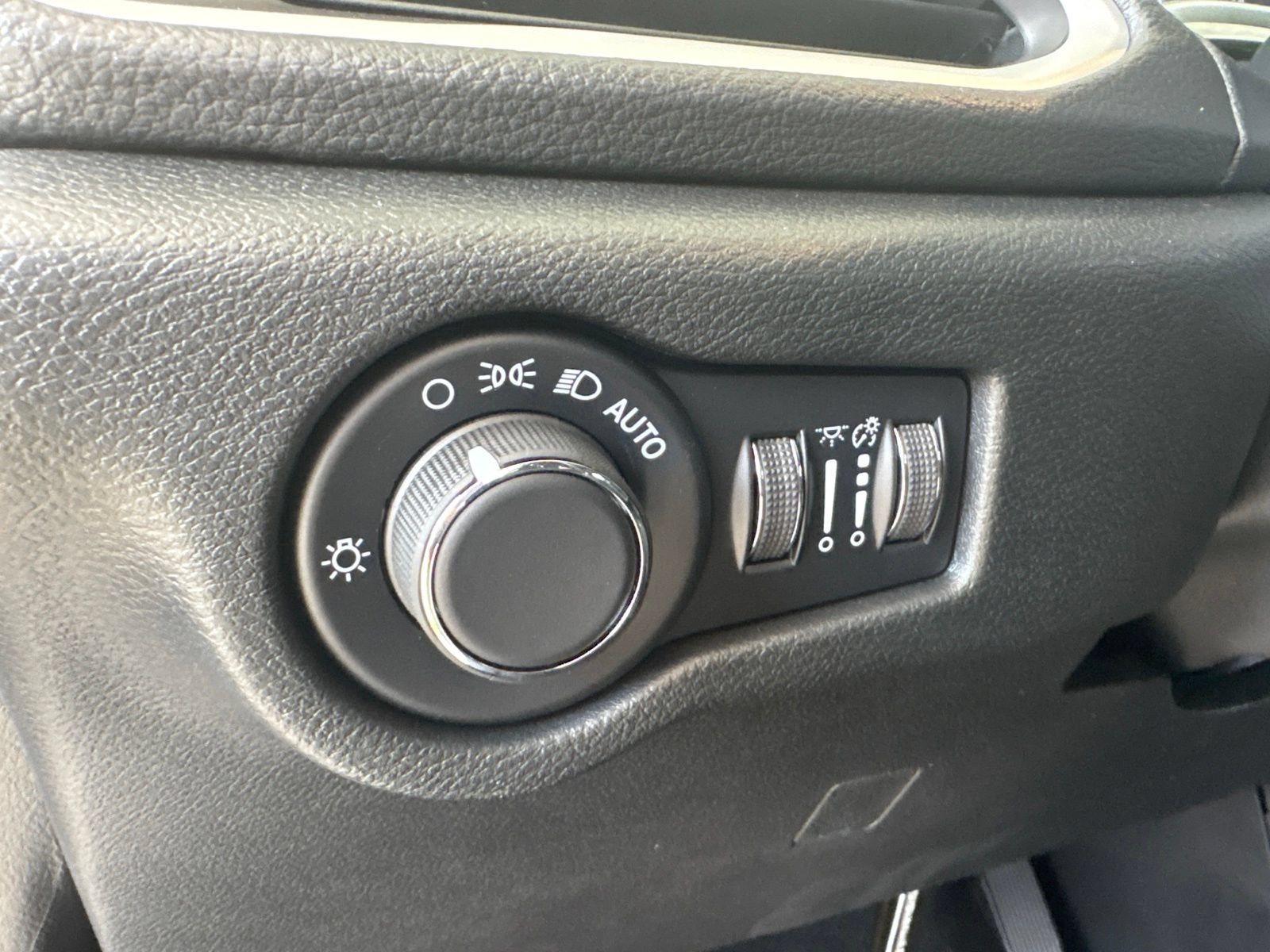 New 2027 Chrysler Pacifica Limited FWD image 14