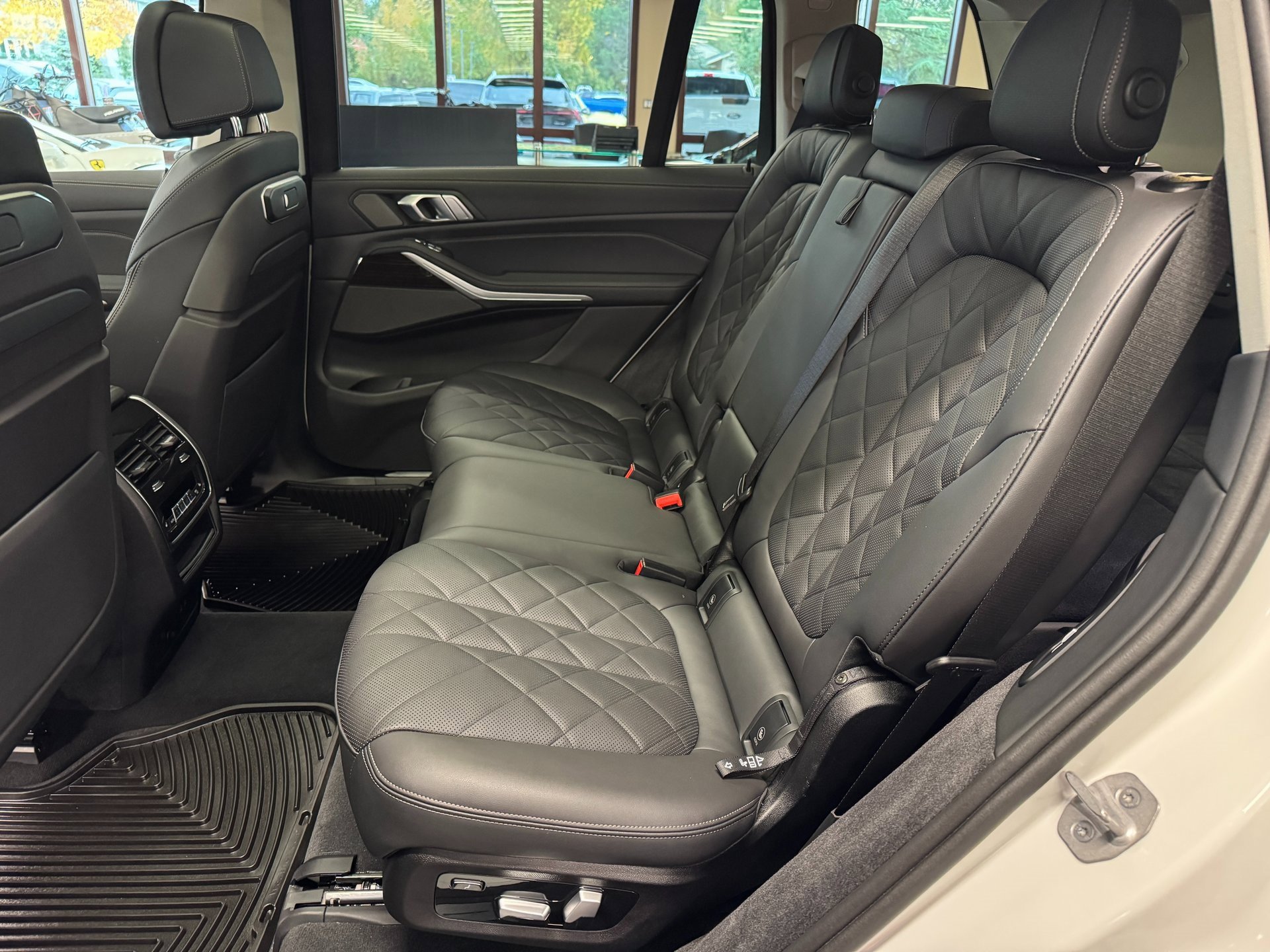 Used 2025 BMW X7 xDrive40i w/ Premium Package image 17