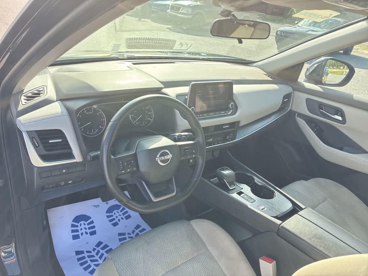 Used 2025 Nissan Rogue SV FWD image 10