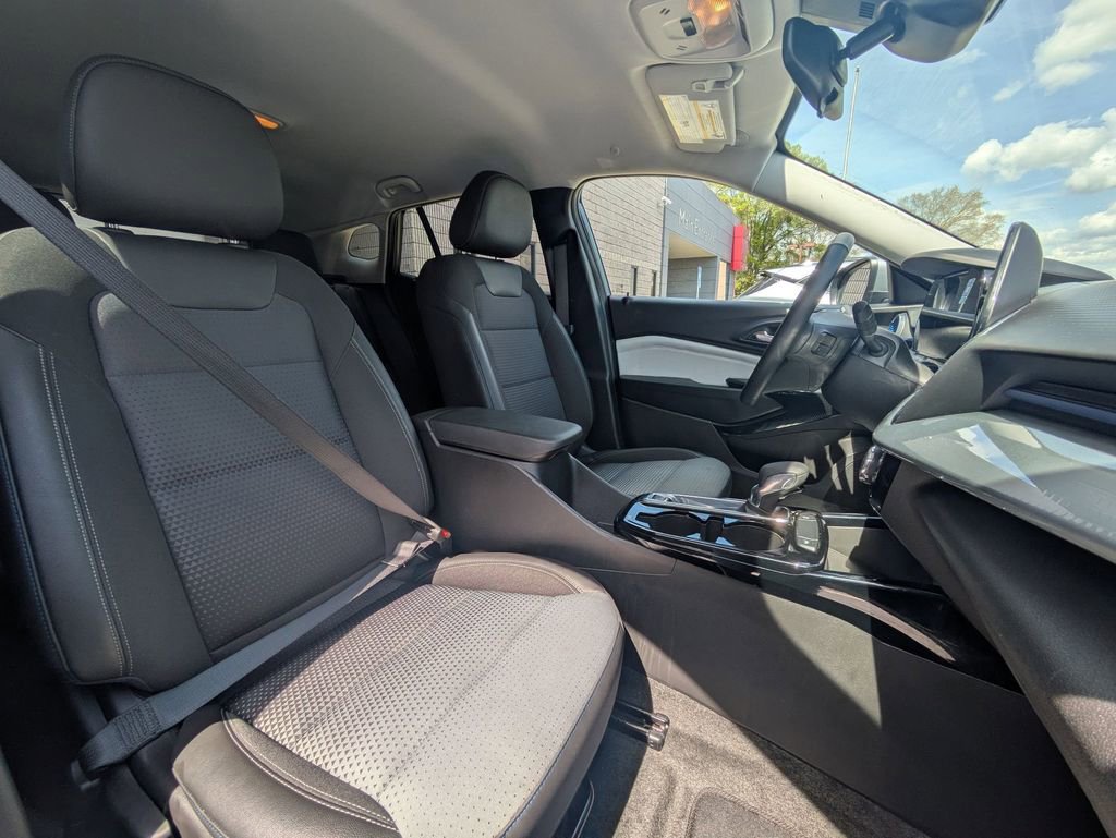 Used 2025 Chevrolet Trax LT w/ LT Convenience Package image 29