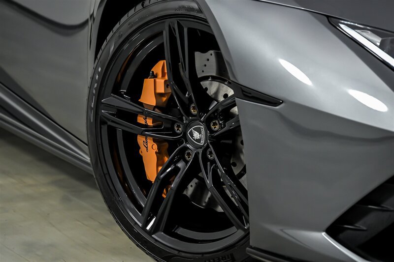 Used 2020 Lamborghini Huracan EVO RWD image 3