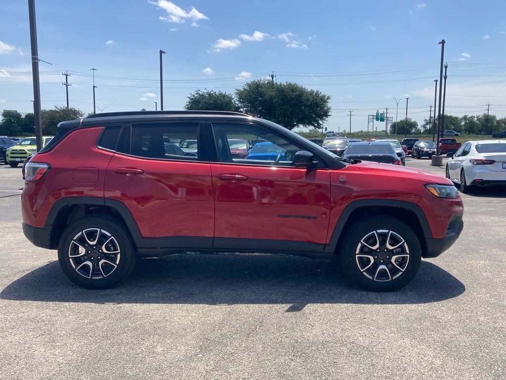 Used 2025 Jeep Compass Trailhawk AWD/4WD image 4