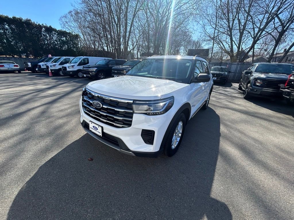 Used 2025 Ford Explorer Active AWD/4WD image 3